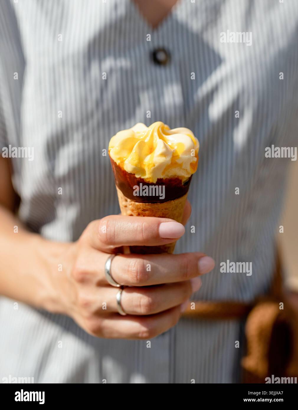 Frau die Hände halten fruchtige Eis in Händen Stockfoto