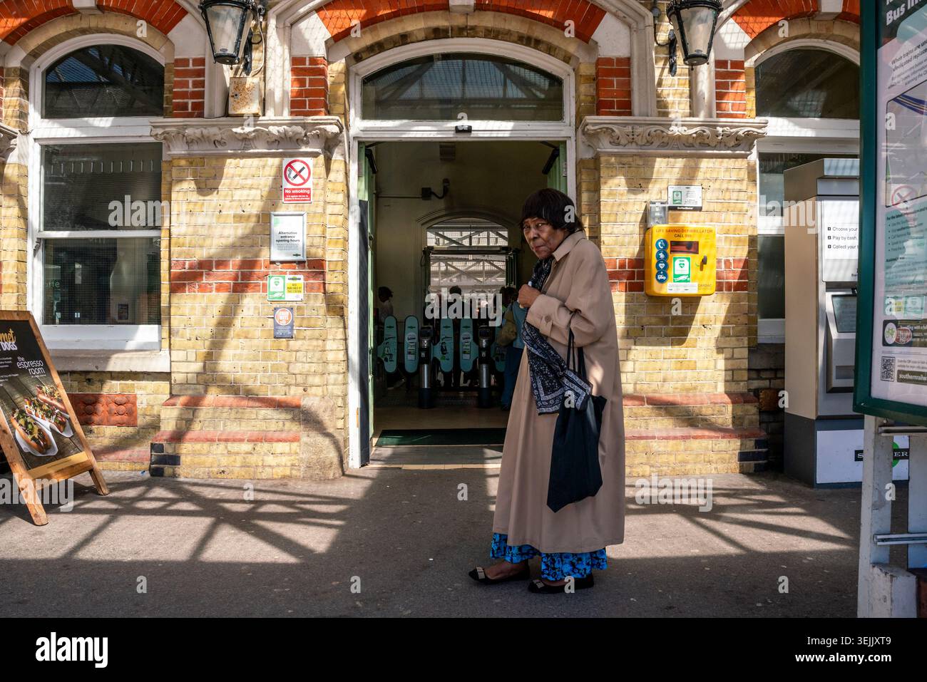 Opernfans kommen mit dem Zug am Bahnhof Lewes an, um Eine Vorstellung von Tosca im nahe gelegenen Glyndebourne Opera House in Lewes, Sussex, Großbritannien, zu sehen Stockfoto
