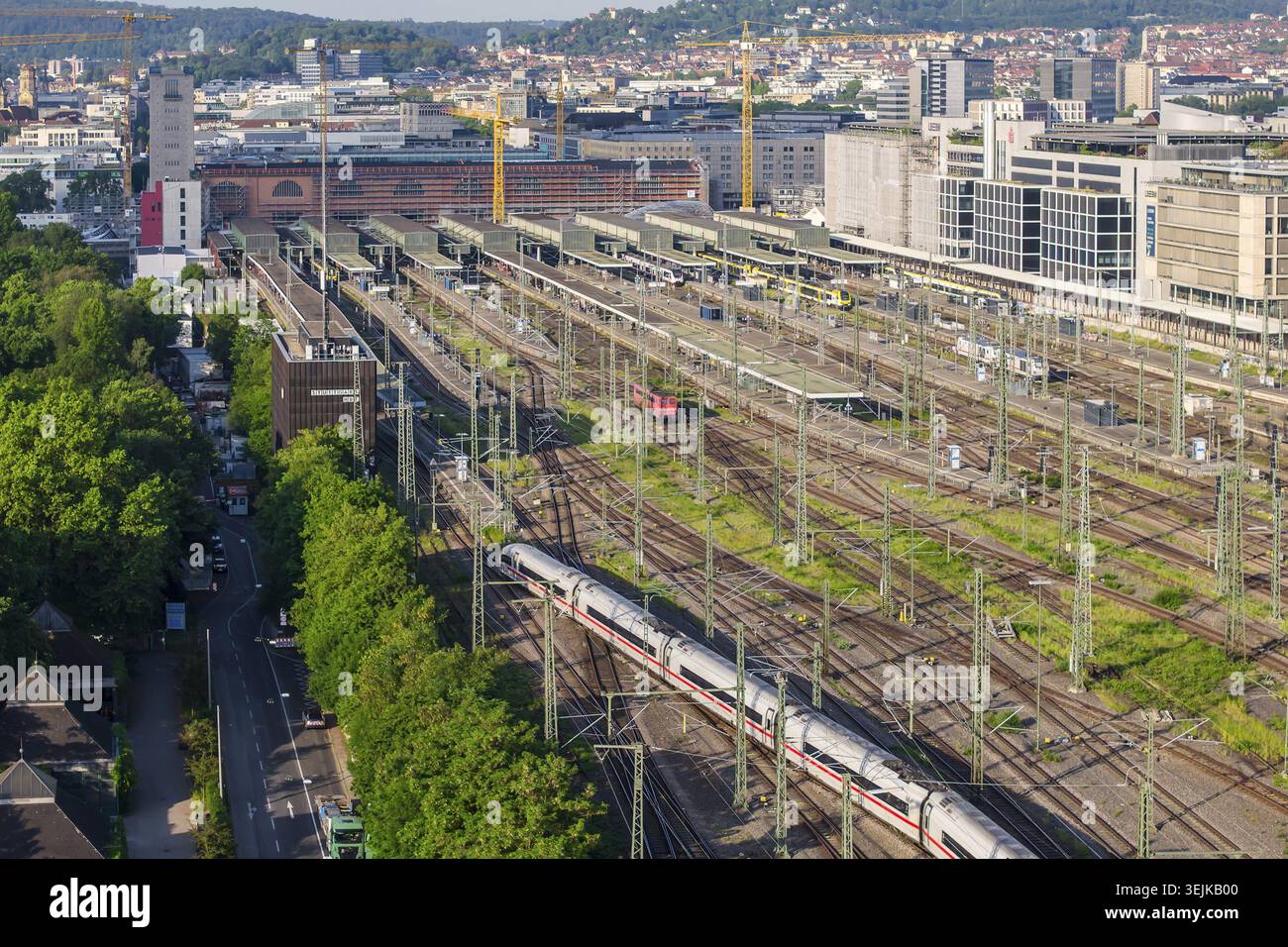 Aprelude am Stuttgarter Hauptbahnhof mit Bürogebäude im Europaviertel. Stuttgart, Baden-Württemberg, Deutschland Stockfoto
