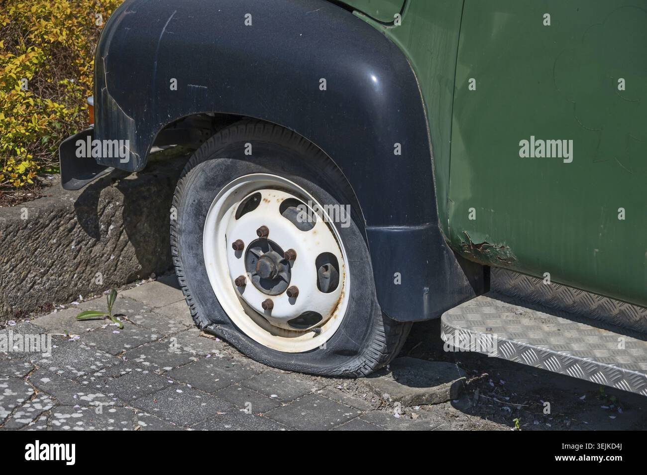 Reifenpannen von einem Oldtimer am Straßenrand, Bayern, Deutschland Stockfoto