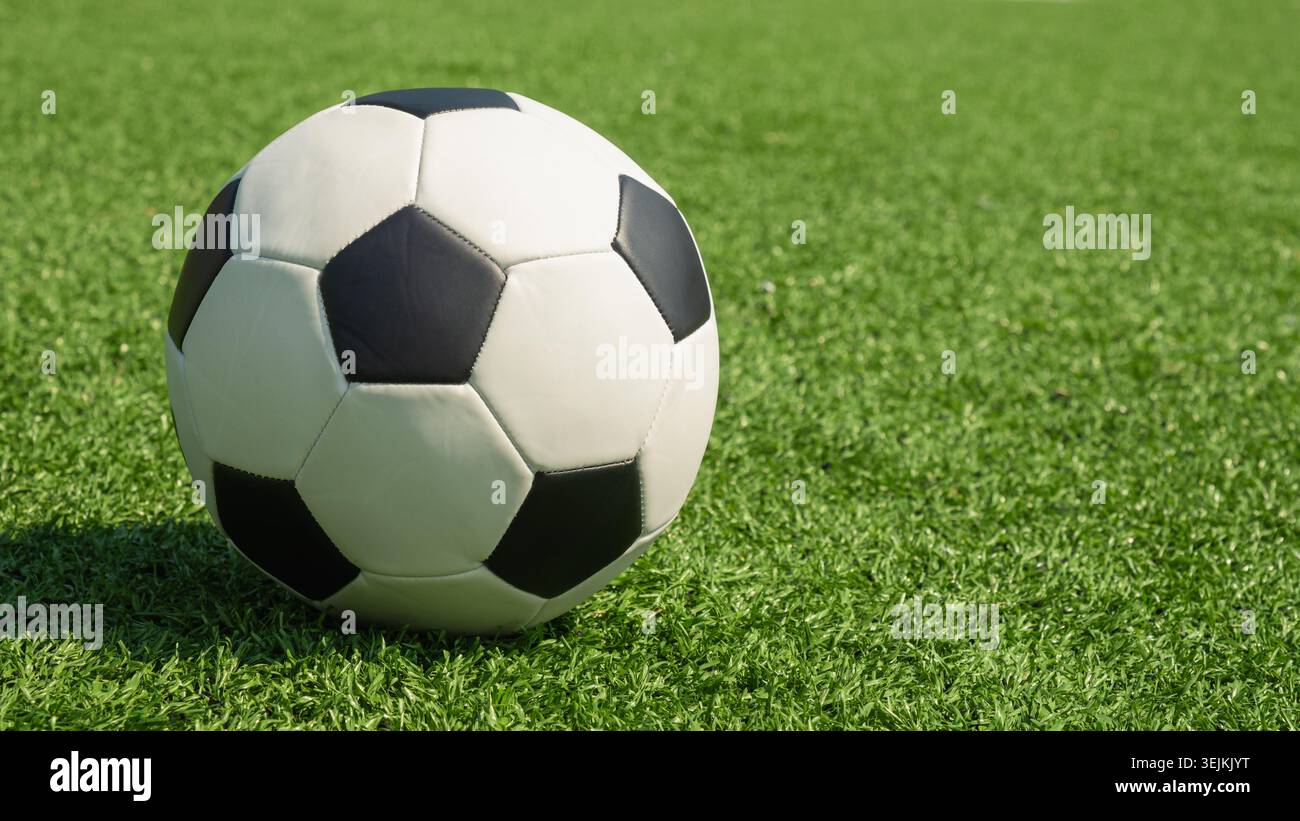 Fußball auf grünem Rasenfeld Nahaufnahme Stockfoto