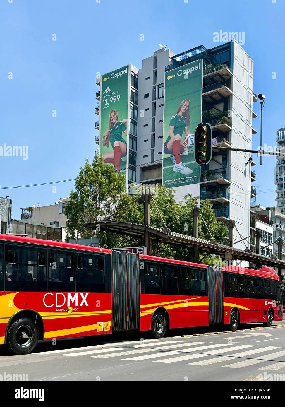 Der Verkehr und ein roter öffentlicher Bus fahren an der Plaza Insurgentes und dem Cinemex auf der Avenida de los Insurgentes in Mexiko-Stadt, Mexiko, vorbei Stockfoto
