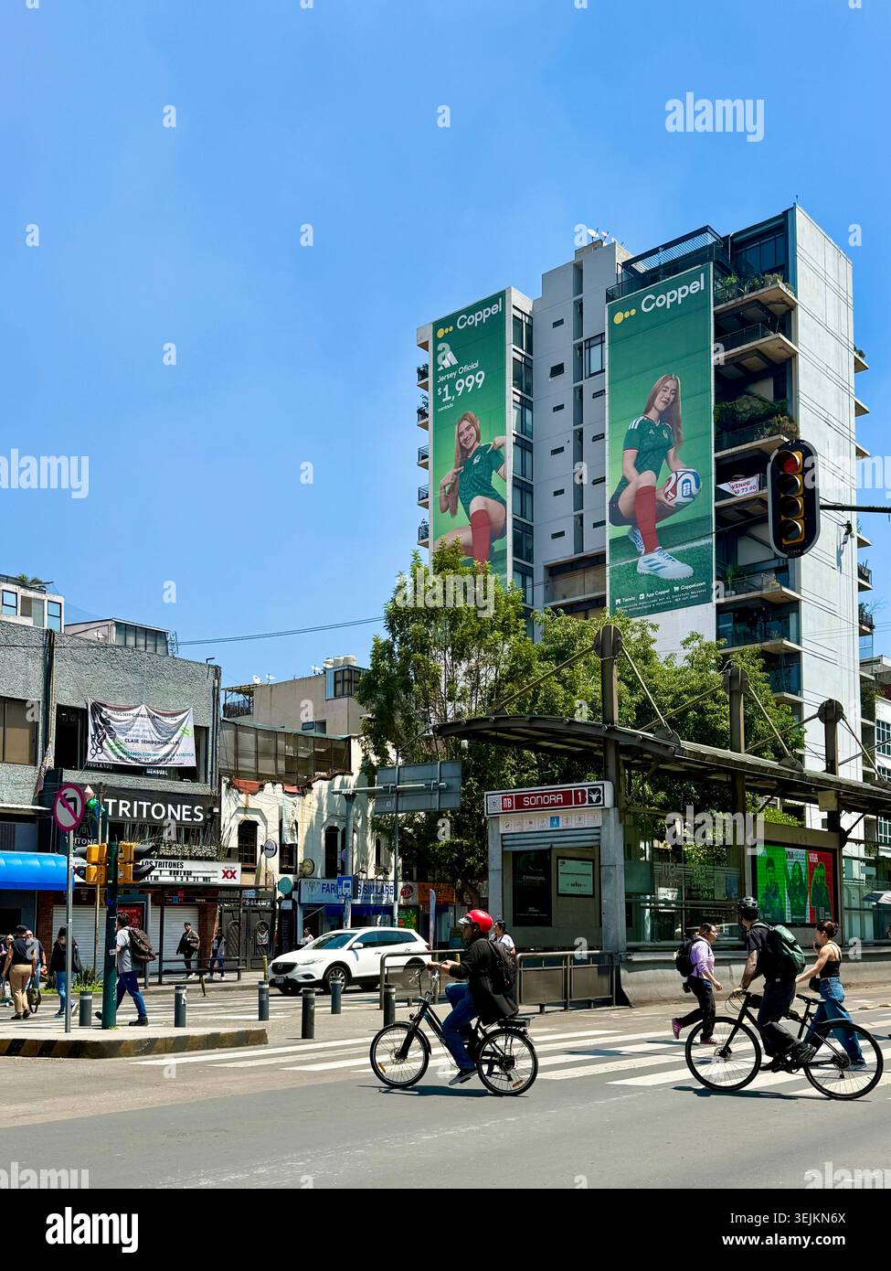 Verkehr auf der Avenida de los Insurgentes in Mexiko-Stadt/auf Ebene der Roma Norte und Condesa - Smartphone-aufgenommenes Stockfoto