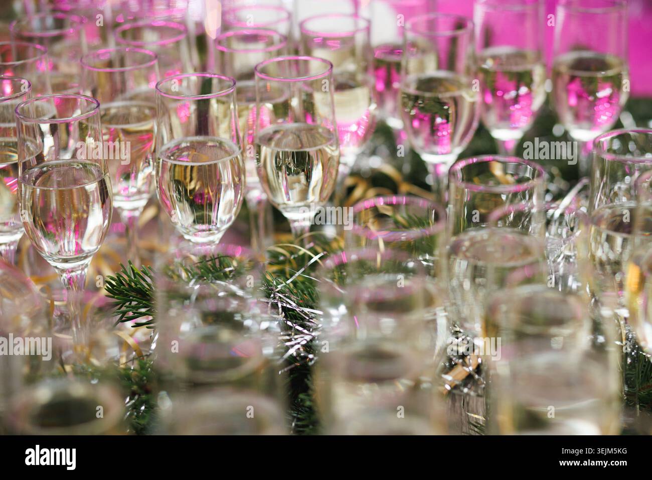 Sektgläser auf festlichem Weihnachtsbanketttisch Stockfoto