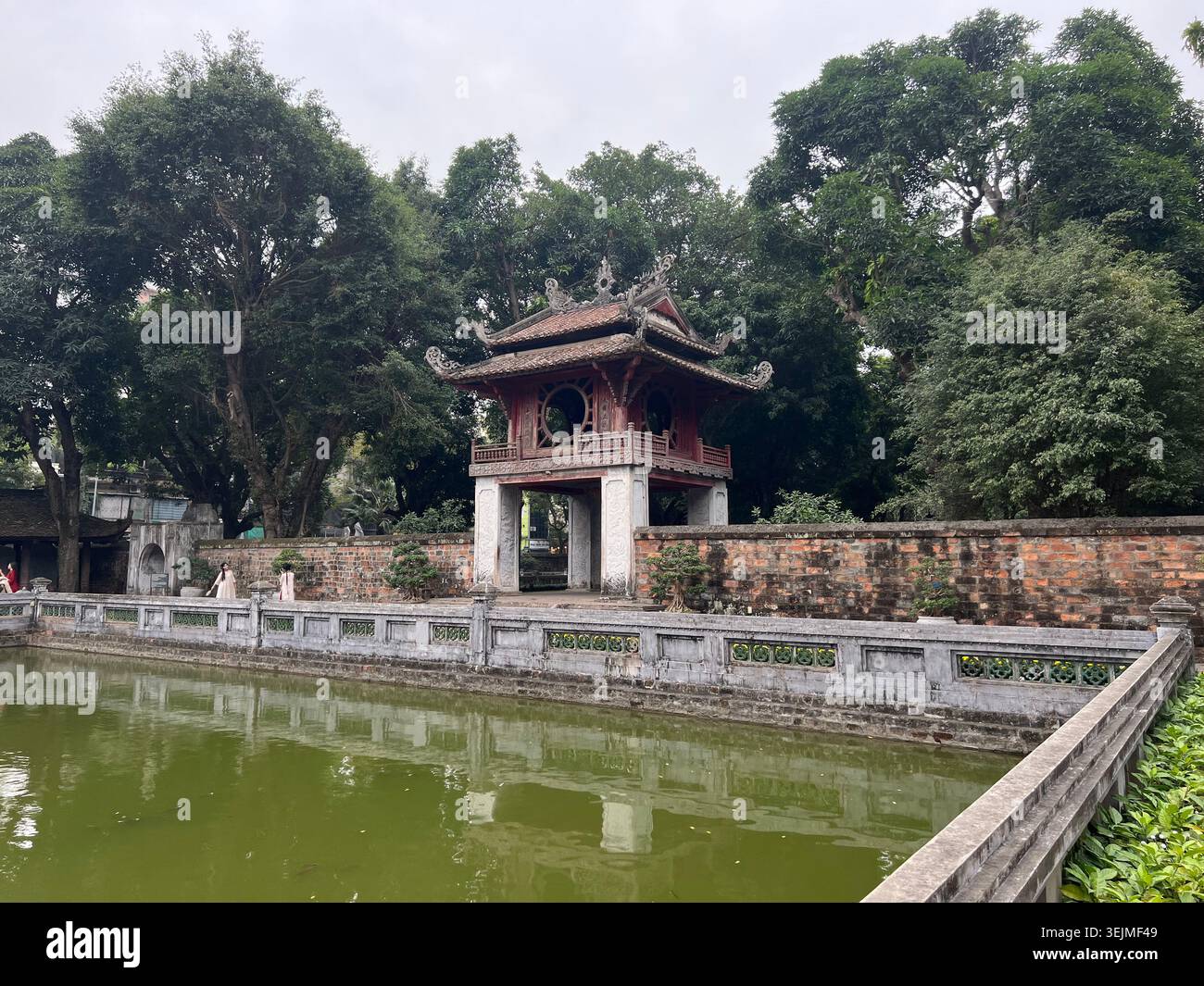 Khue Van CAC (Konstellation of Literature) Pavillon und Teich am Tempel der Literatur, Van Mieu, Hanoi, Vietnam Stockfoto