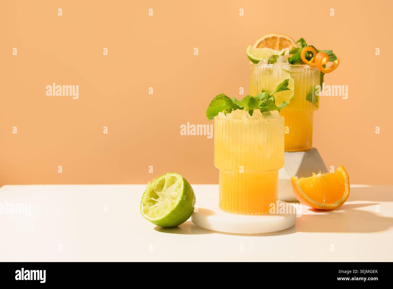 Klassische Cocktails, Limonade, mai Tai, Mojito zum modernen Stillleben. Stockfoto