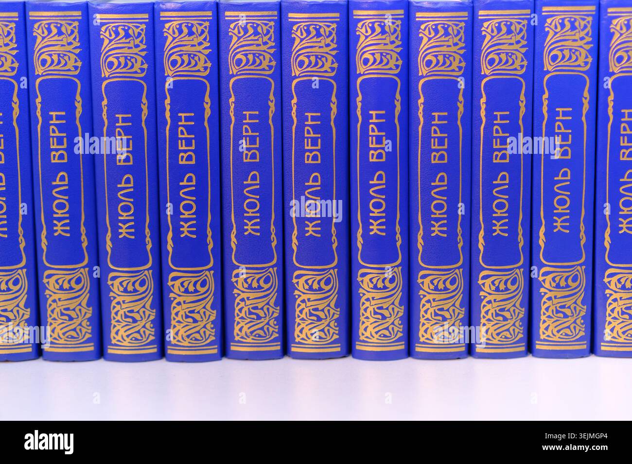 Moskau, Russland - 11. Mai 2026: Sammlung klassischer blauer Hardcover-Bücher von Jules Verne mit goldenem Schriftzug auf dem Rücken in einer Reihe angeordnet Stockfoto