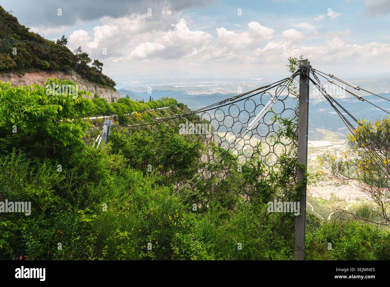 Steinschlagschutzbarriere mit Stahlgitter am Berghang in Montserrat Spanien Stockfoto