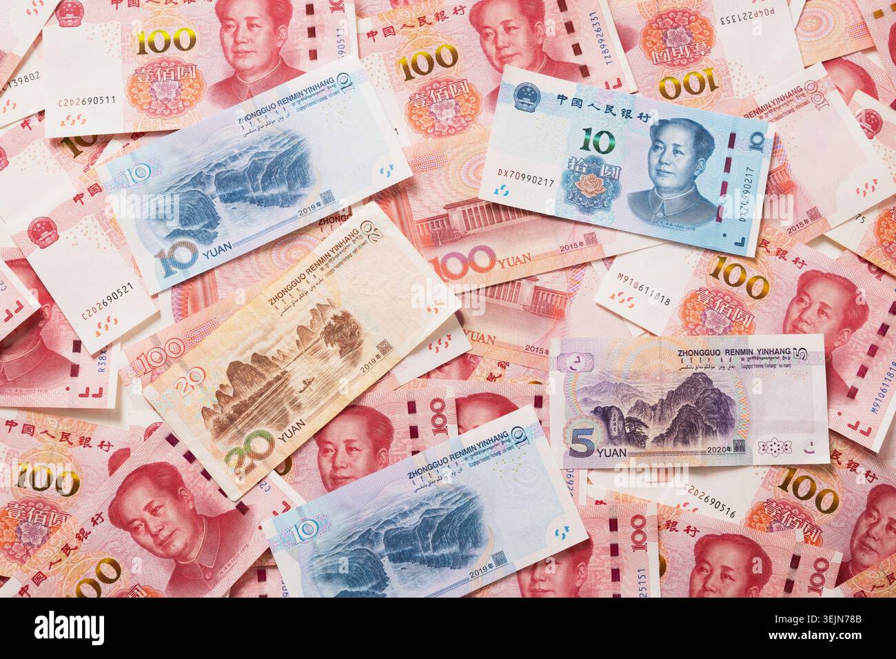 Viele verschiedene chinesische Yuan-Banknoten. Chinesische Papierwährung Yuan-Renminbi-Banknoten Hintergrund. Stockfoto