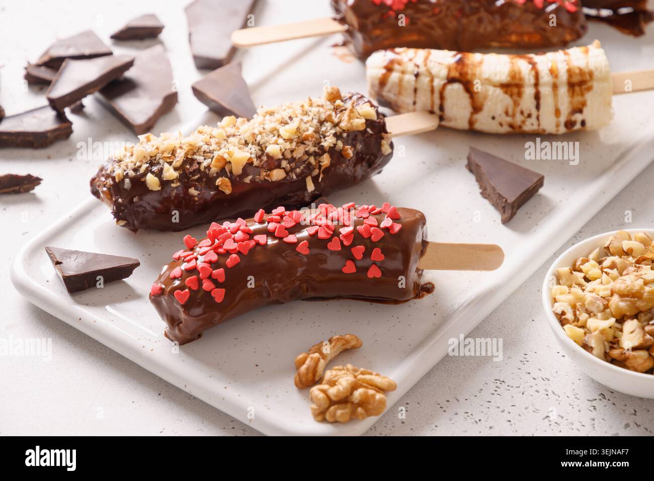 Gefrorene Bananen und Schokoladenlollies. Leichte hausgemachte vegane Süßigkeiten. Stockfoto