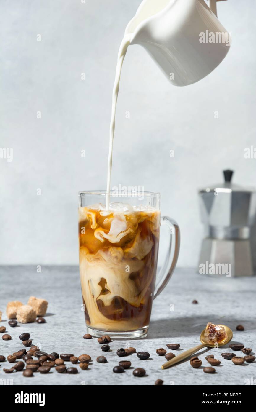 Eiskaffee im Tassenglas mit Milch Stockfoto