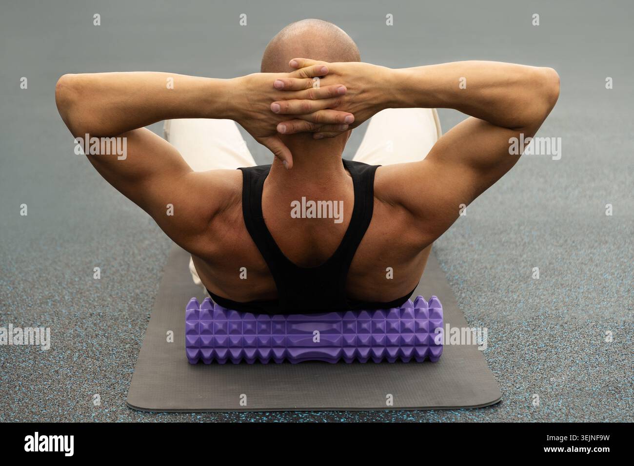 Auslösepunkt für Rückenmassage mit Schaumstoffrolle. Myofasziale Freisetzung. Stockfoto