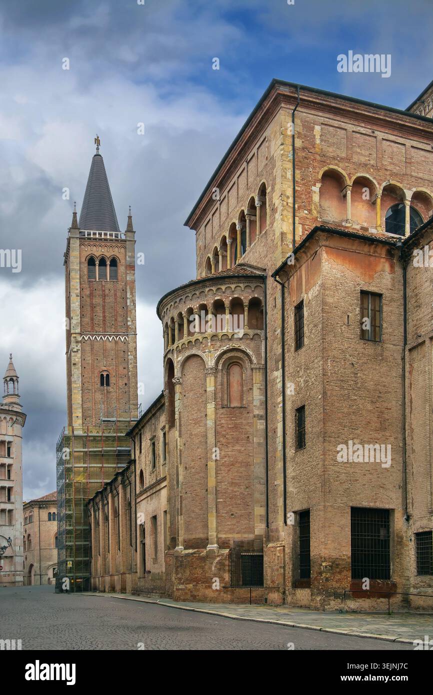 Seitenansicht der Kathedrale von Parma mit Apsis und Glockenturm in Parma, Italien. Romanische und gotische Architektur Stockfoto