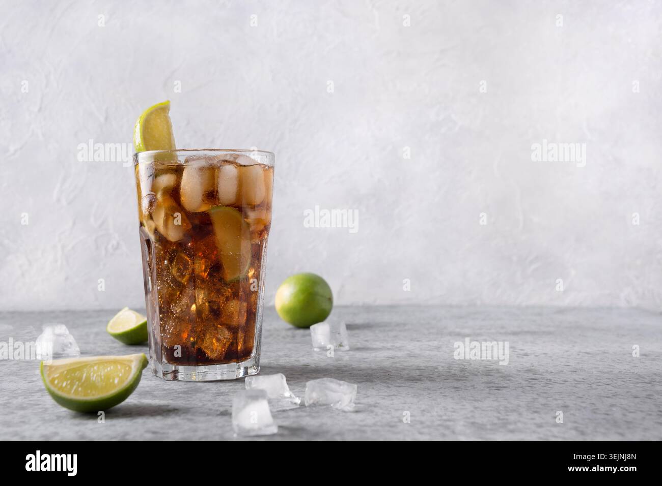 Cocktail Cuba Libre oder Long Island Eistee mit rom, Cola, Limette und Eis im Glas. Stockfoto