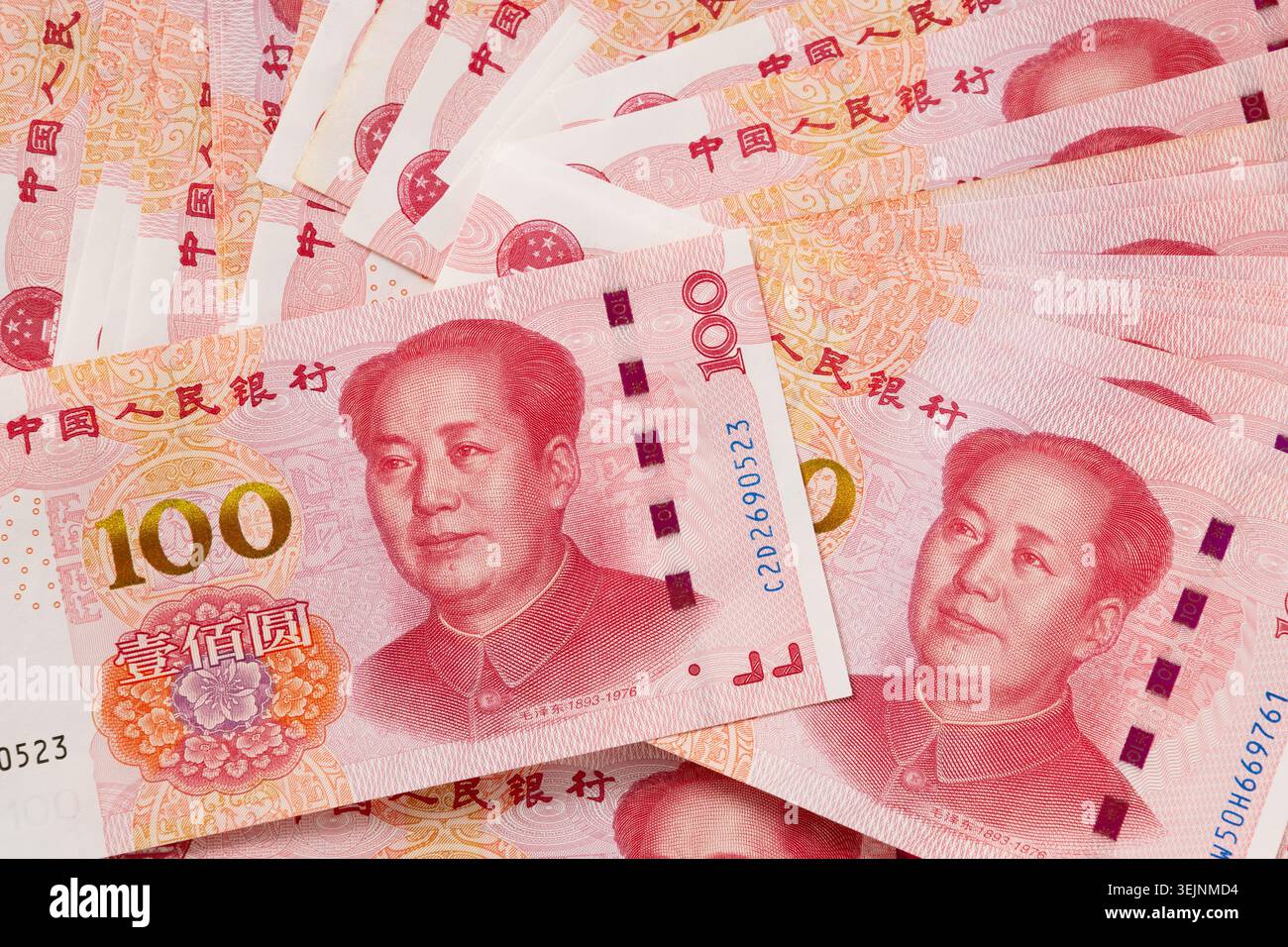 Viele verschiedene chinesische Yuan-Banknoten. Chinesische Papierwährung Yuan-Renminbi-Banknoten Hintergrund. Stockfoto