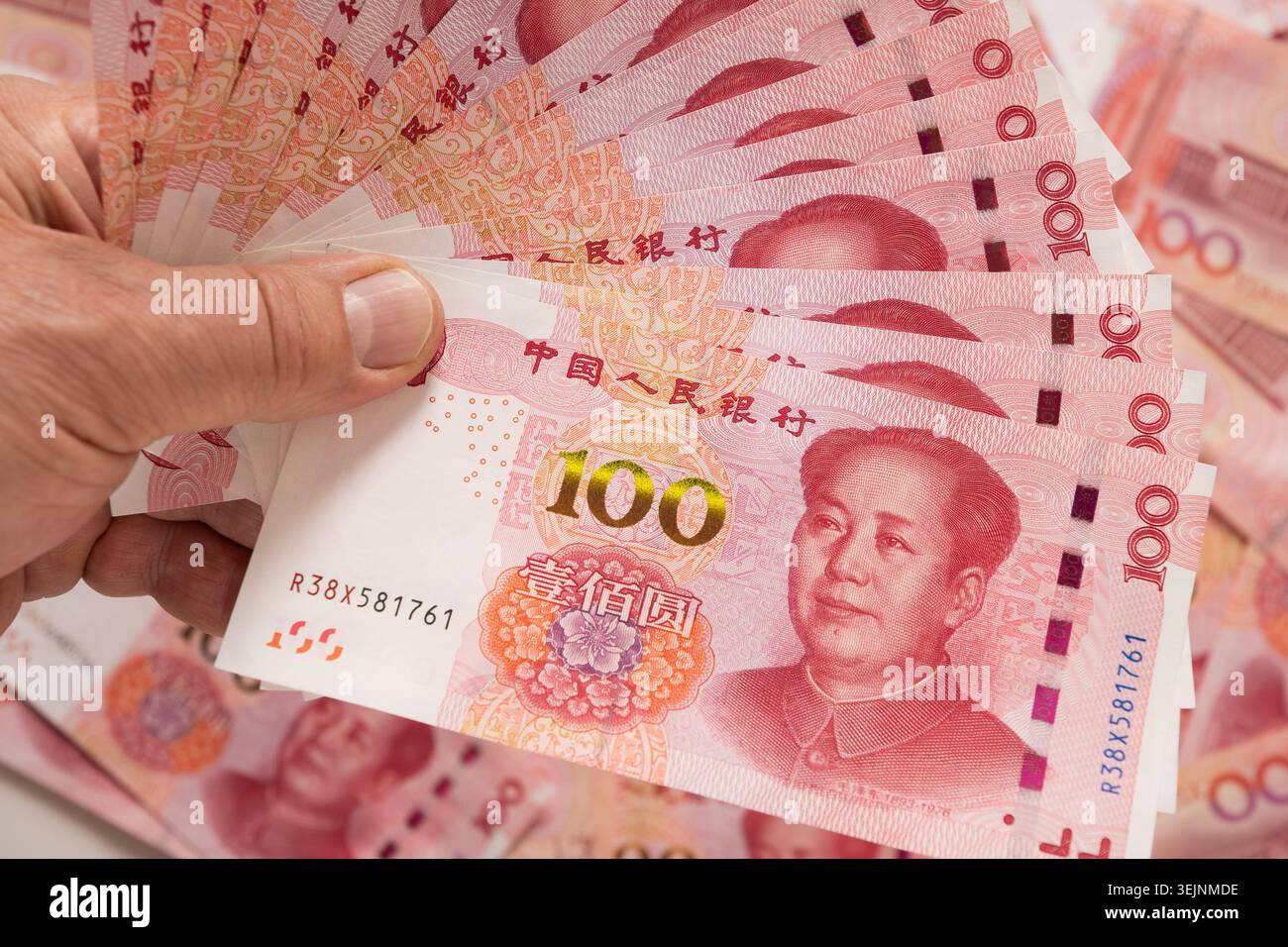 Viele verschiedene chinesische Yuan-Banknoten. Chinesische Papierwährung Yuan-Renminbi-Banknoten Hintergrund. Stockfoto
