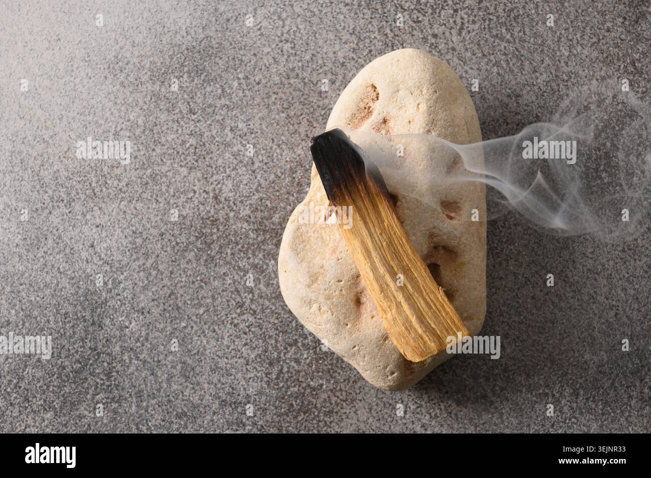 Palo Santo für rituelle Reinigung, Antistress, Meditation, Aromatherapie. Stockfoto
