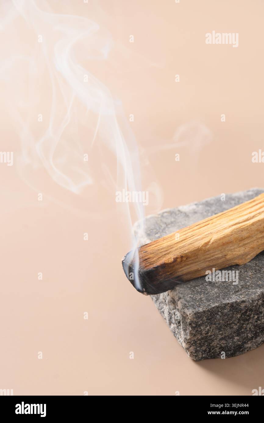 Palo Santo Räucherstäbchen, die auf Stein brennen. Stockfoto