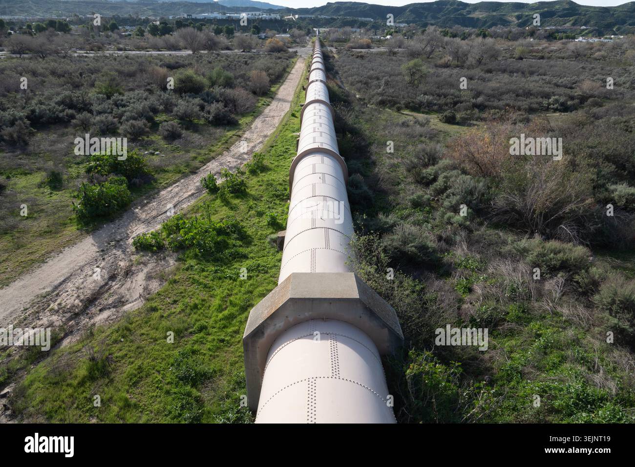 Blick auf eine große Wasserleitung, die ein Flusstal in Südkalifornien durchquert. Stockfoto