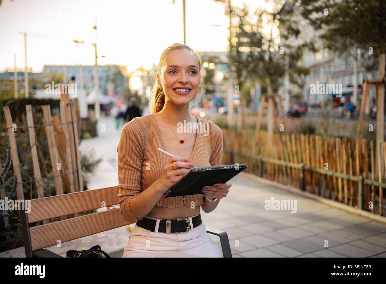 Frau, die auf einem digitalen Tablet zeichnet, in Wien, Österreich Stockfoto