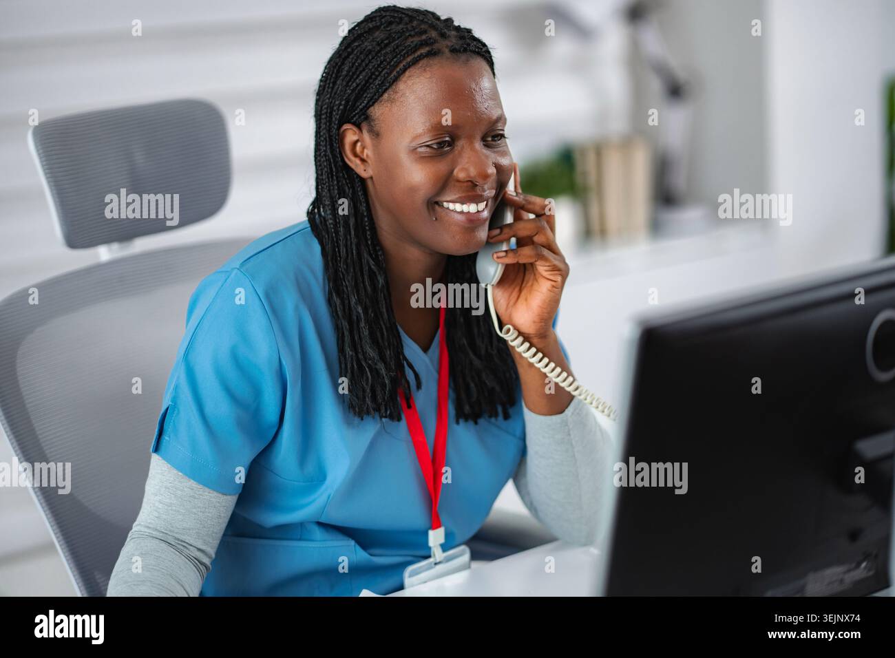 Arztpraxis telefonisch im Büro Stockfoto