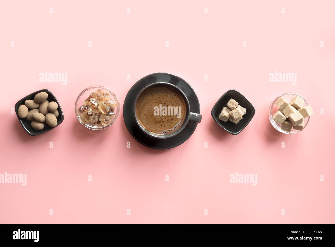 Konzept von Kaffee, Kakaobohnen und Zucker auf rosa Hintergrund. Stockfoto