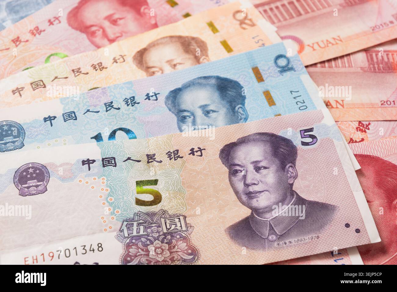 Viele verschiedene chinesische Yuan-Banknoten. Chinesische Papierwährung Yuan-Renminbi-Banknoten Hintergrund. Stockfoto