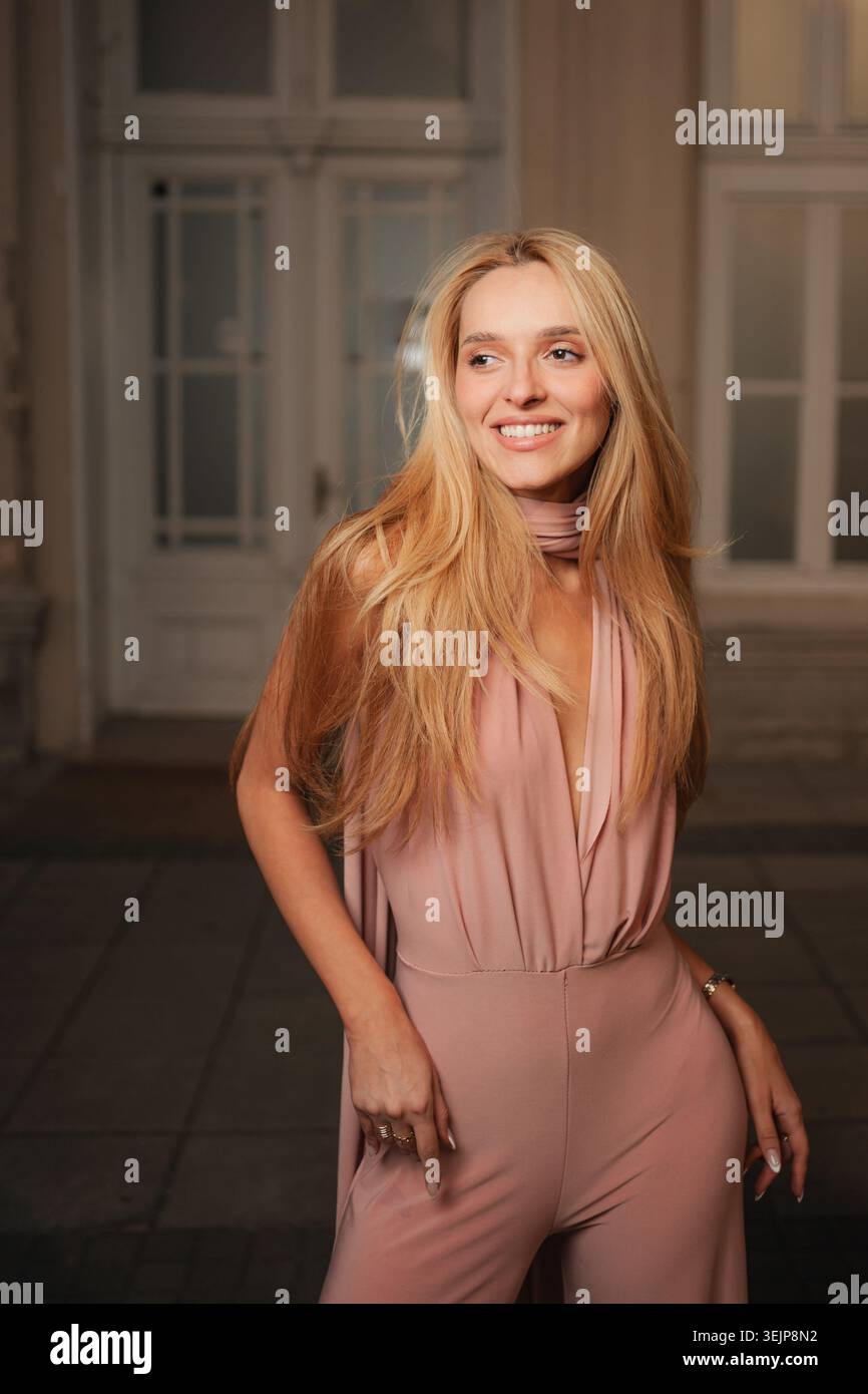 Elegante Pose in einem weichen Outfit an einem bezaubernden Abend Stockfoto