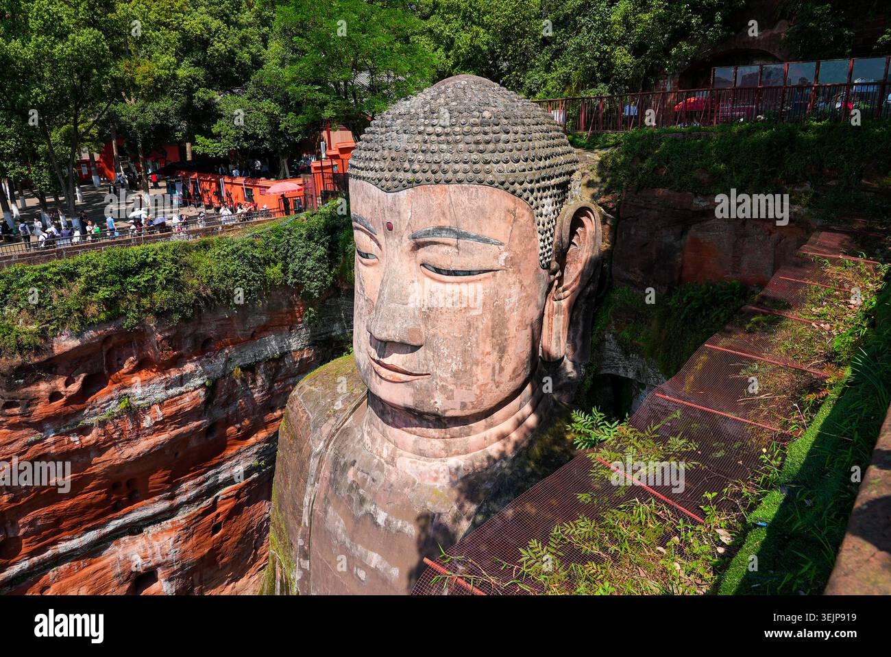 Nahaufnahme des monumentalen Steinkopfes und des Gesichts des Leshan Riesenbuddhas in Sichuan, China Stockfoto