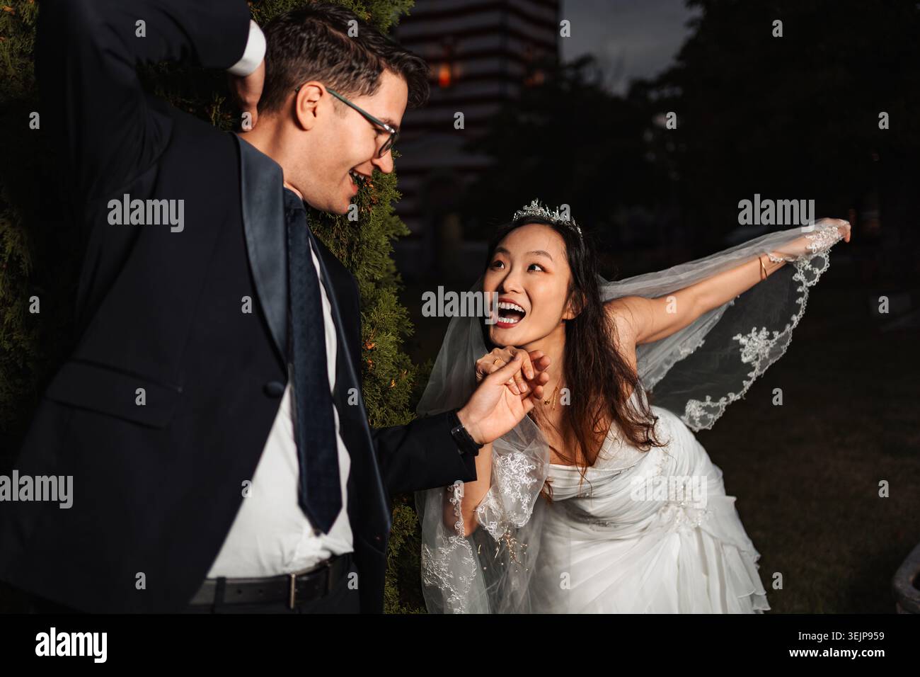 Braut und Bräutigam lachen zusammen und feiern ihren besonderen Tag Stockfoto