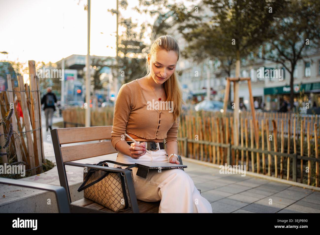 Frau zeichnet auf einem digitalen Tablet in der Wiener Straße Stockfoto