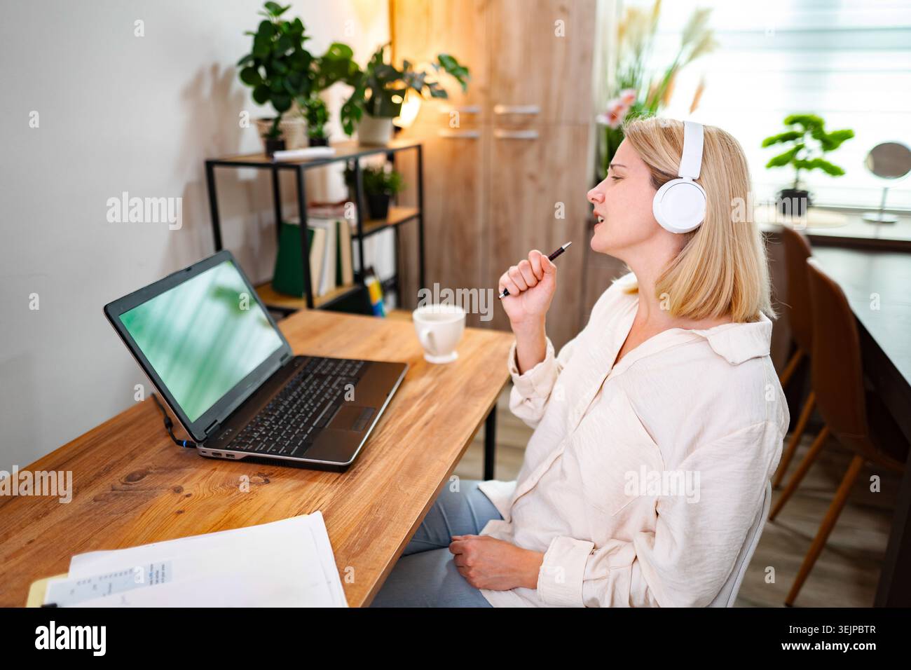 Entdecken Sie Kreativität während einer produktiven Arbeitssitzung zu Hause Stockfoto