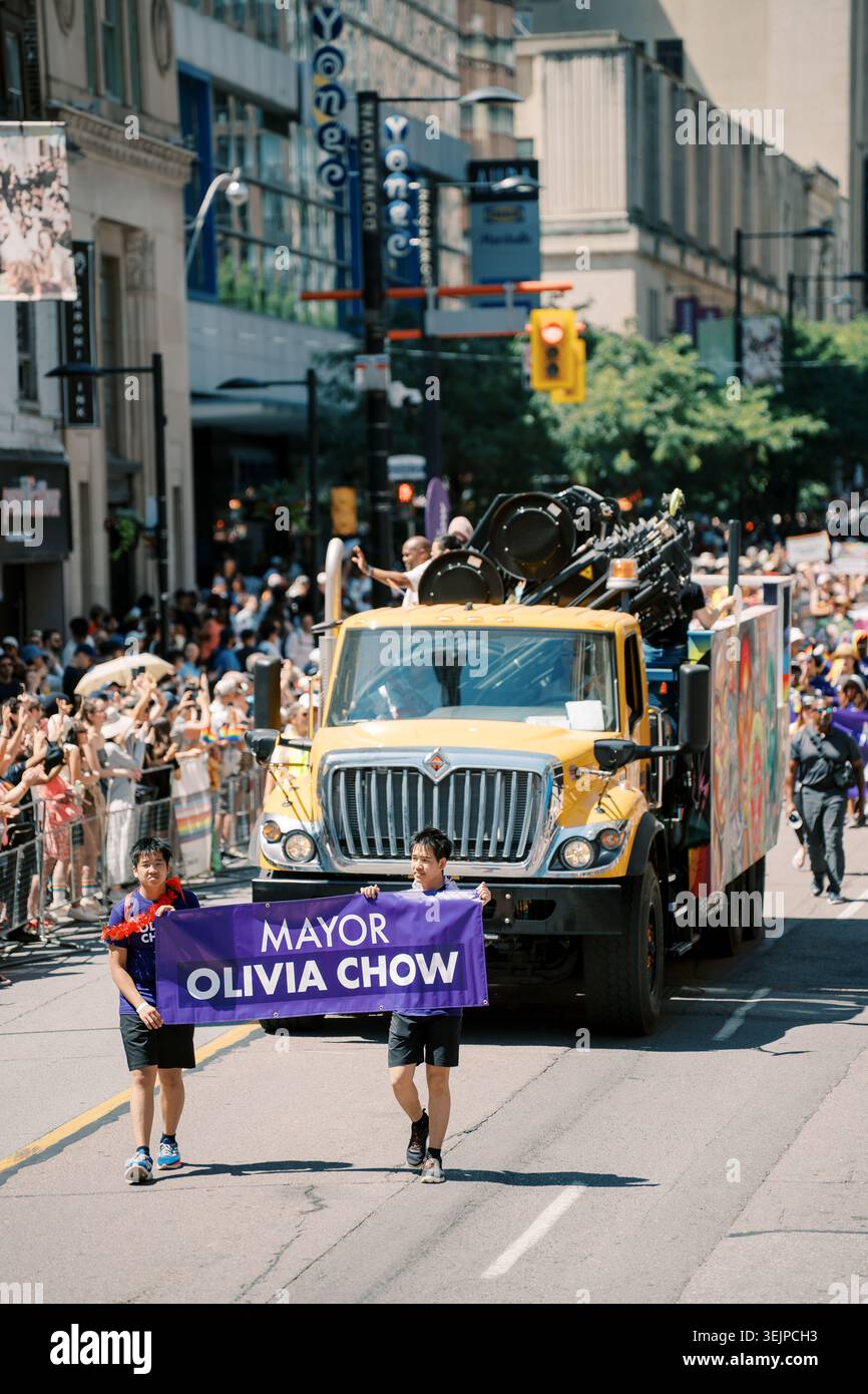 Toronto, Kanada - 29. Juni 2025: Bewohner Der Nachbarschaft Treffen Sich Mit Lebhaften Schildern Und Ansteckendem Sinn Stockfoto
