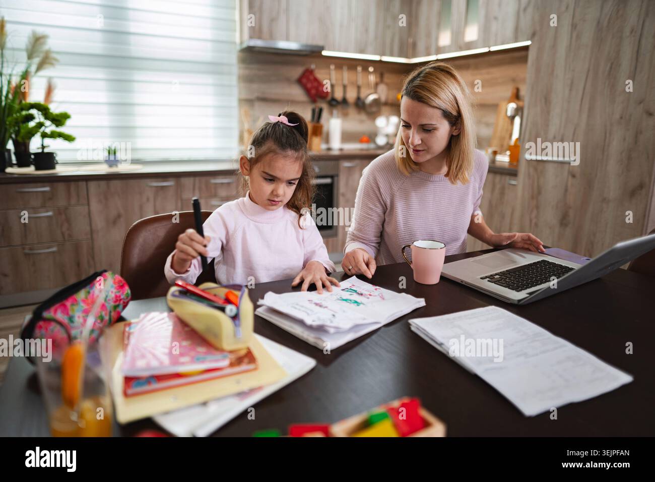Kreativer Lernmoment in gemütlicher Küche Stockfoto