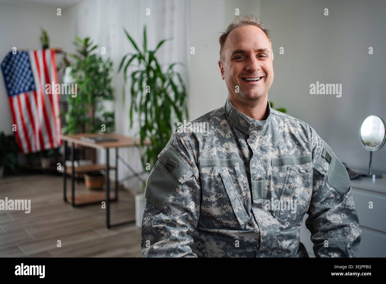 Porträt des lächelnden amerikanischen Soldaten in seinem Haus Stockfoto