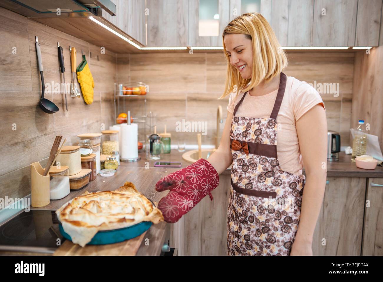 Fröhliche Momente in der Küche beim Backen einer köstlichen Torte Stockfoto