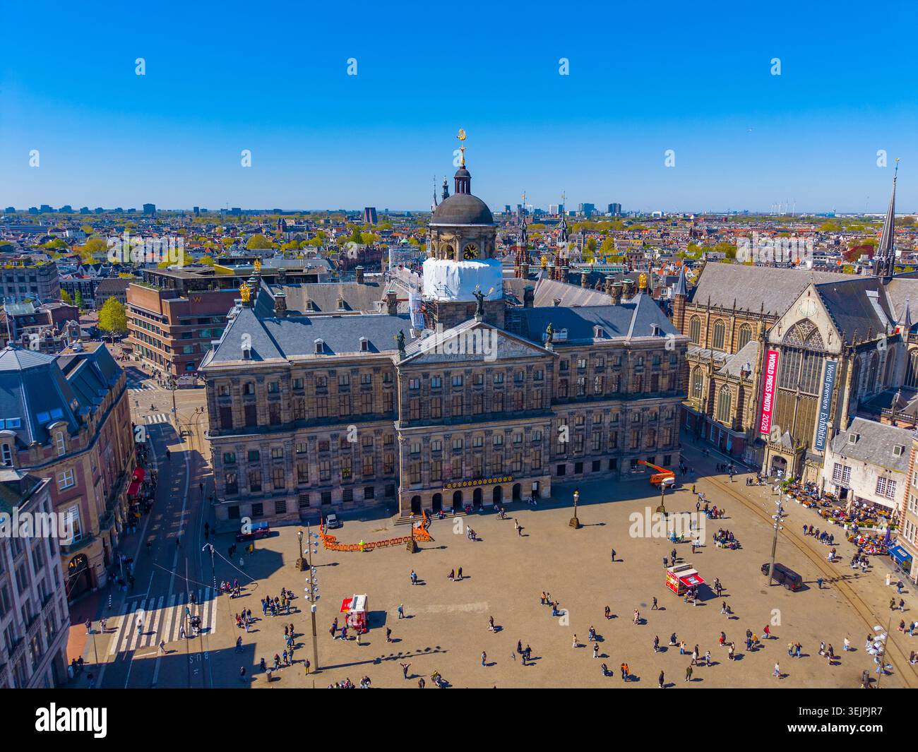 Königspalast (Koninklijk Paleis) aus der Vogelperspektive auf dem Dam-Platz im Zentrum von Amsterdam, Niederlande. Der Canal Ring von Amsterdam wurde zum UNESCO Wor ernannt Stockfoto