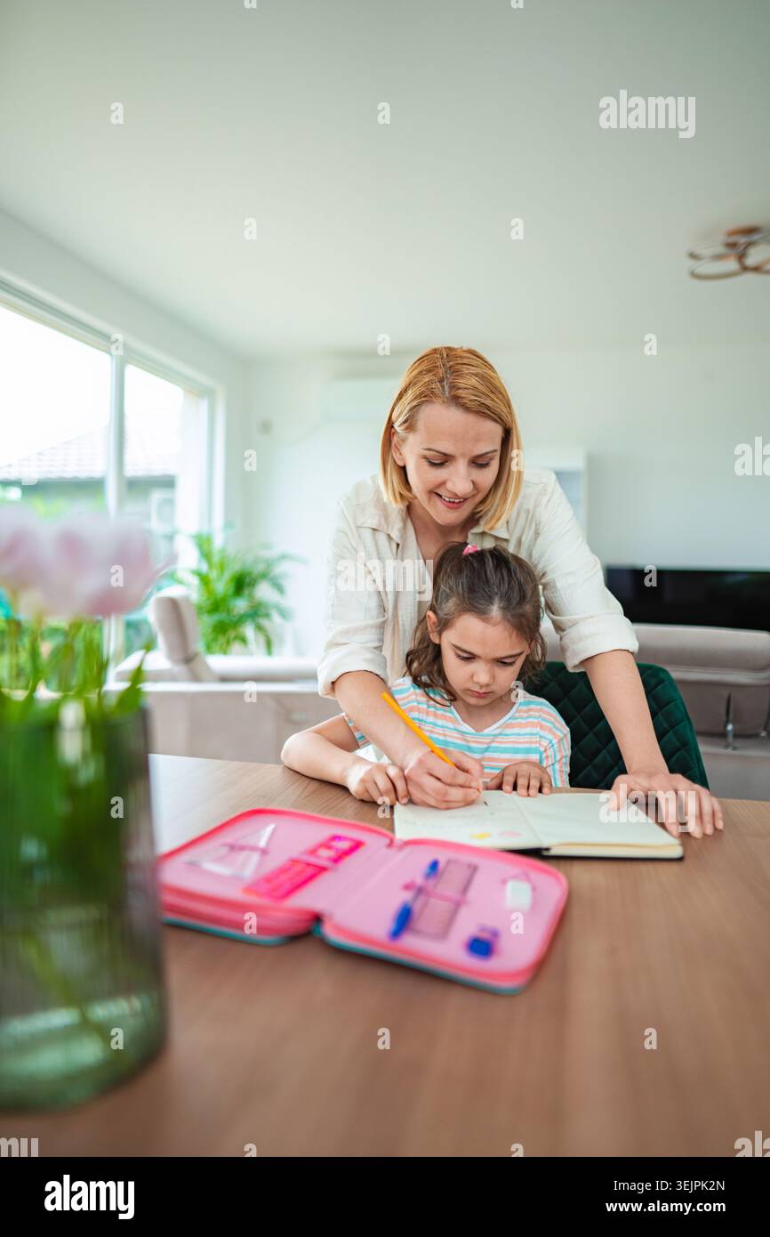 Mutter führt die Tochter in kreativer Lernaktivität Stockfoto