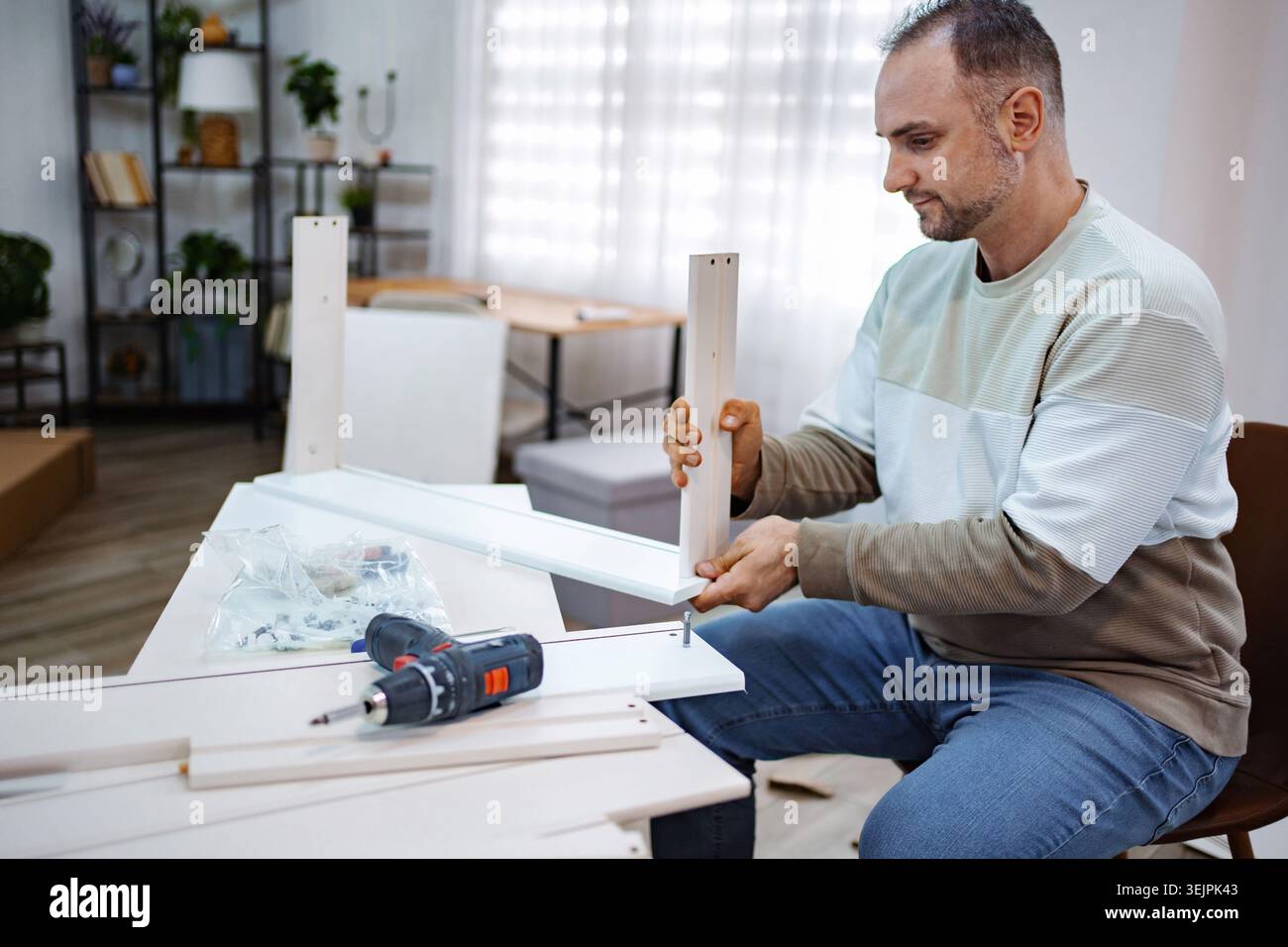 Machen Sie am Nachmittag einen stilvollen Schreibtisch in einem gemütlichen Arbeitsplatz Stockfoto