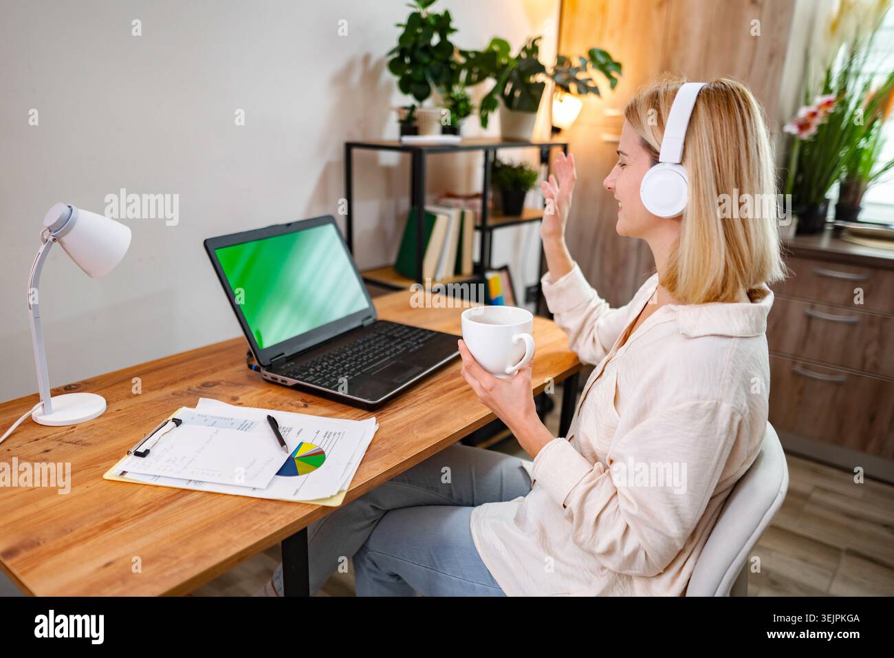 Virtuelle Kommunikation bei einem warmen Getränk Stockfoto
