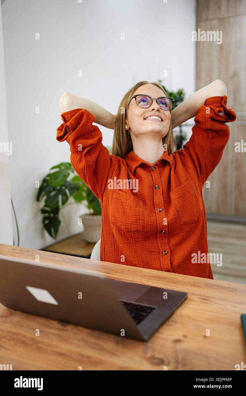 Fröhliche Momente der Entspannung in einem gemütlichen Arbeitsbereich um 12:00 Uhr Stockfoto