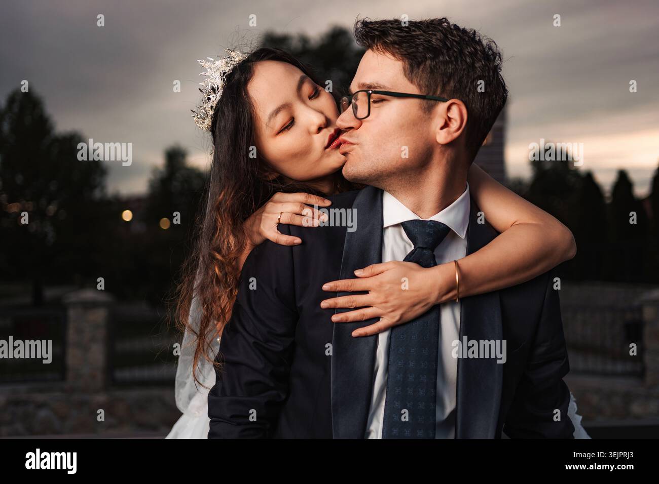 Interrassische Brautpaare küssen Liebe und Vielfalt Stockfoto