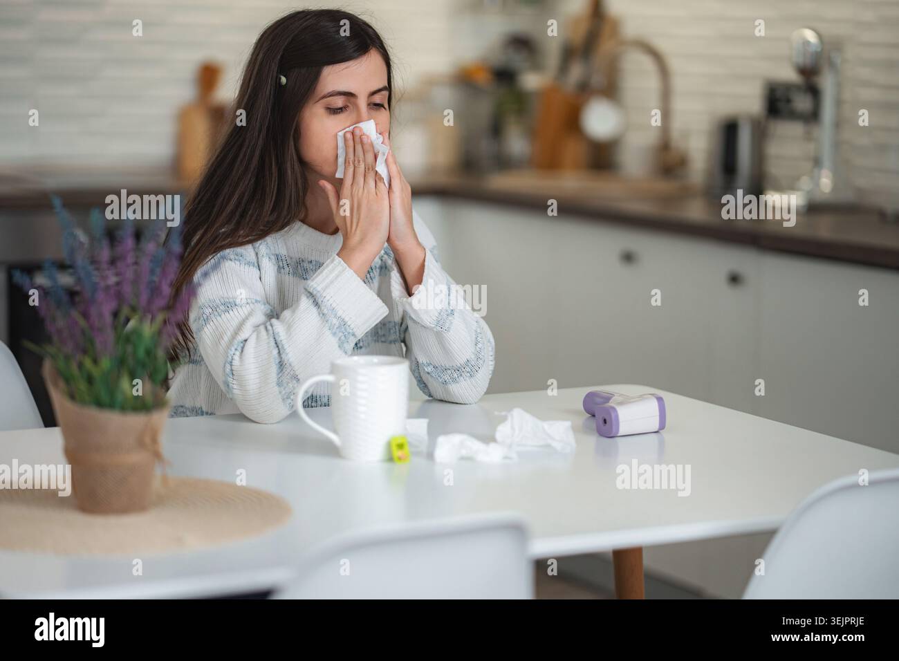 Junge Frau mit Kälte oder Allergie, die Nase bläst Stockfoto