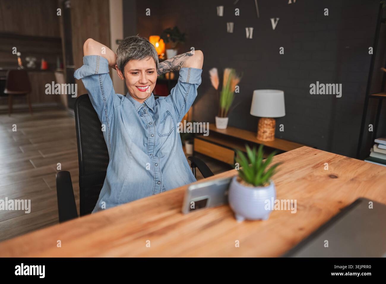 Freiberuflicher Mitarbeiter, der sich nach der Arbeit am Laptop im Home Office entspannt Stockfoto