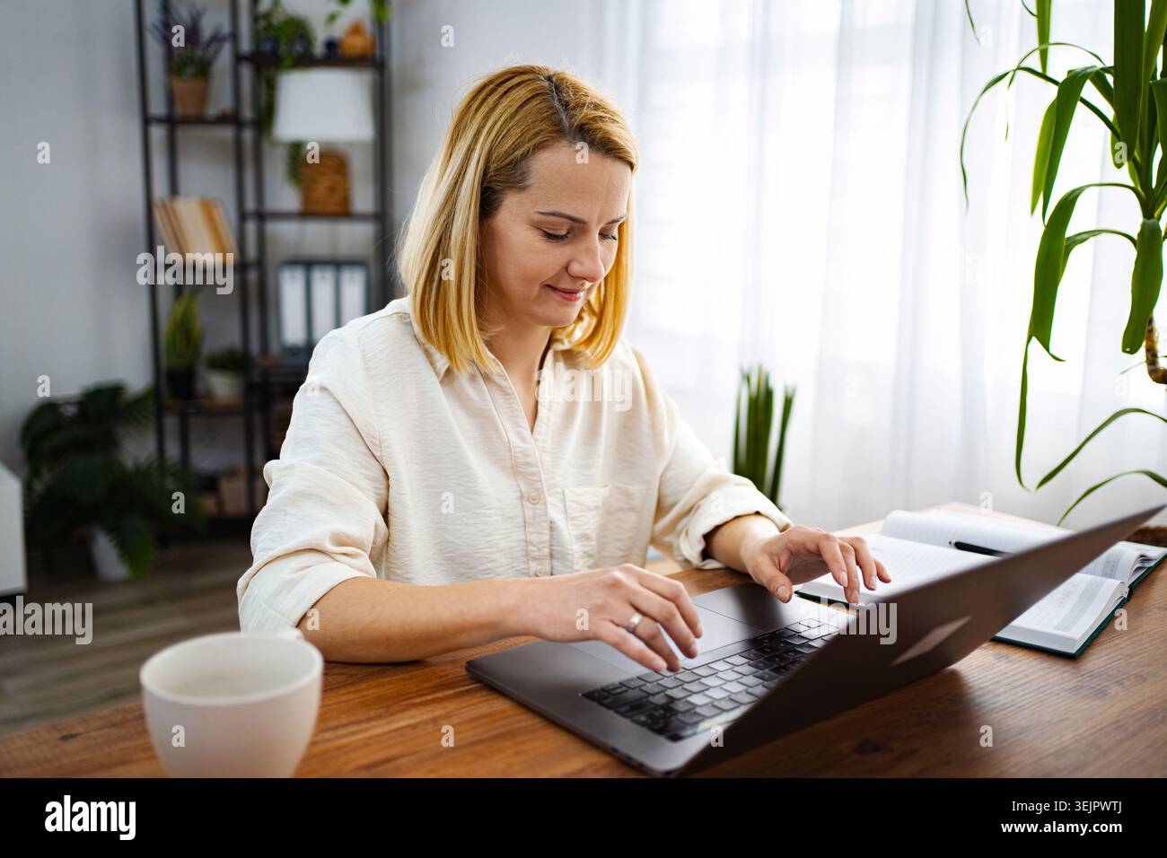 Produktive Arbeit in einem sonnendurchfluteten Home Office Stockfoto