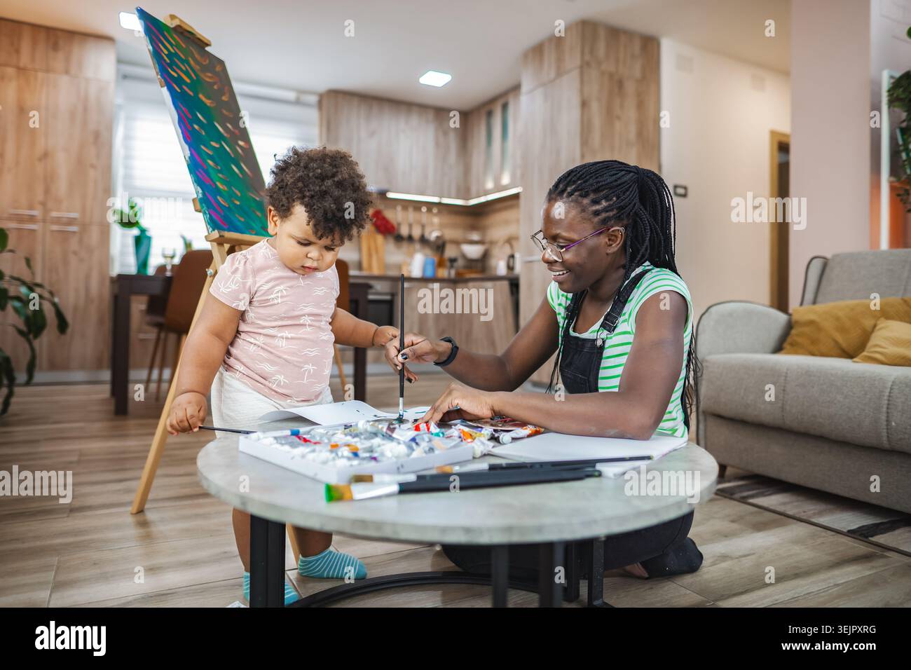 Kreatives Binden zu Hause: Kunst- und Bastelzeit mit Kind Stockfoto