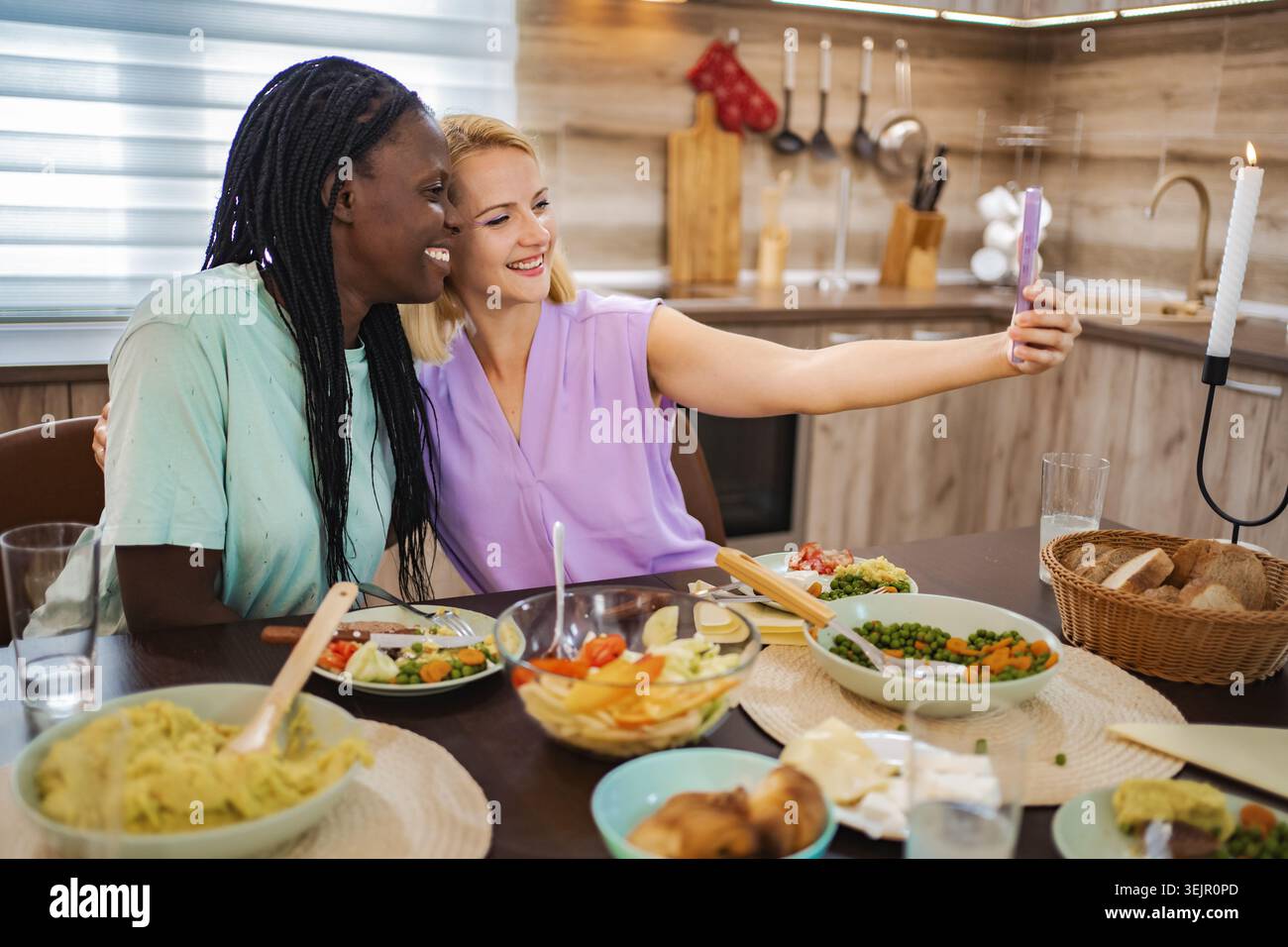 Freunde essen und machen freudige Erinnerungen Stockfoto