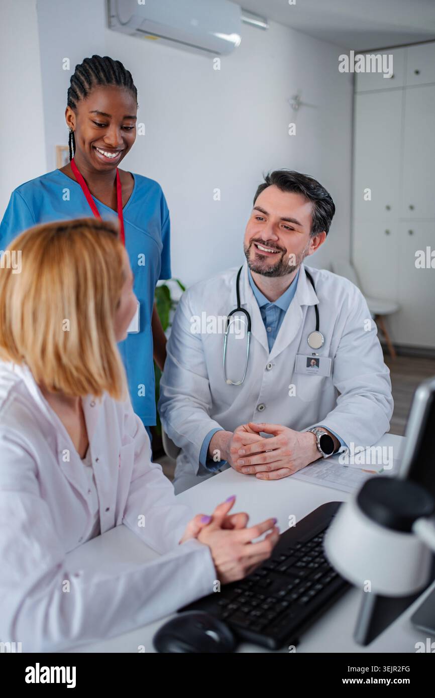 Vielfältiges medizinisches Team, das im Klinikbüro des Gesundheitswesens zusammenarbeitet Stockfoto