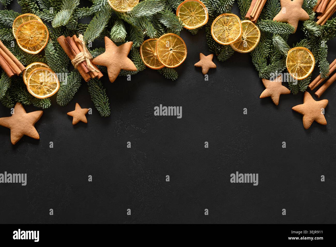 Weihnachten glasierte hausgemachte Kekse auf schwarzem Hintergrund. Stockfoto