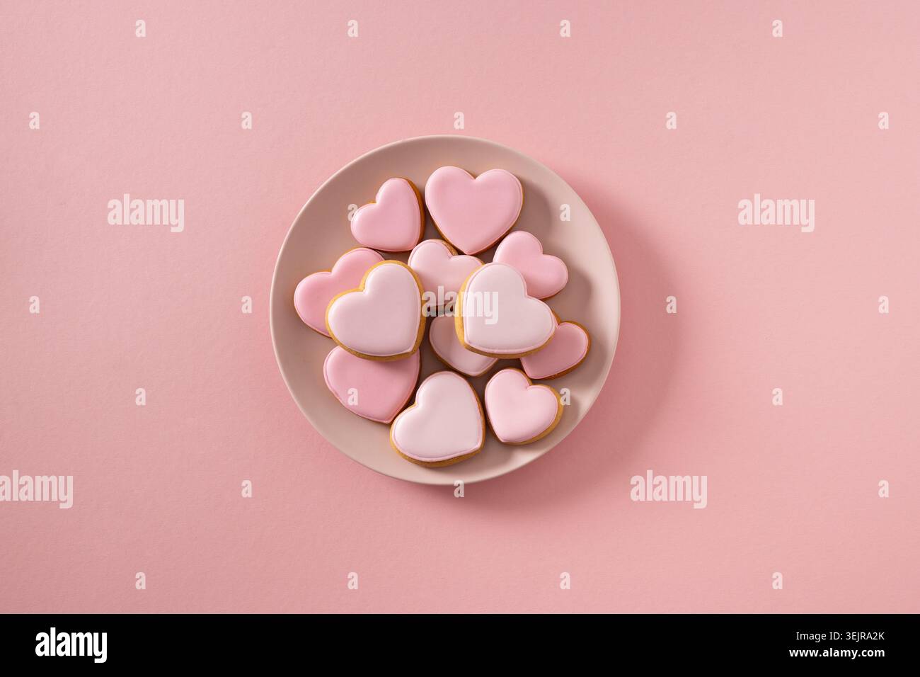 Zum Valentinstag rosa glasierte Plätzchen in Herzform. Stockfoto